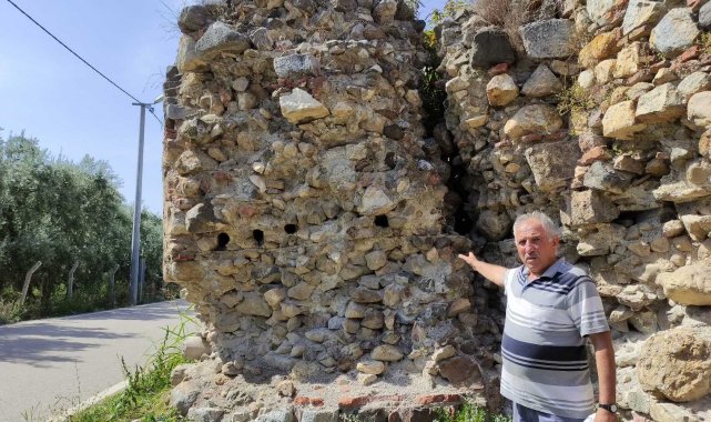 2500 yıllık surlar ortadan ayrıldı, yıkılma tehlikesiyle karşı karşıya