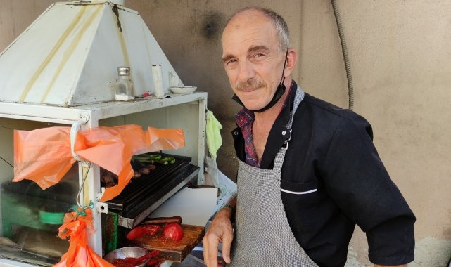 50 yıldır seyyar arabayla köfte satıyor