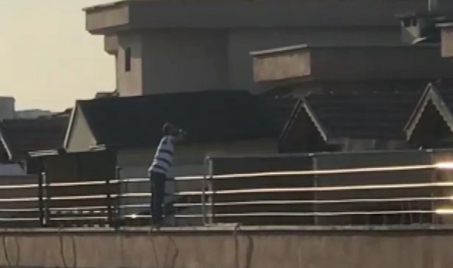 Alkollü şahıs, atlamak için çıktığı çatıda bile içki içmeye devam etti