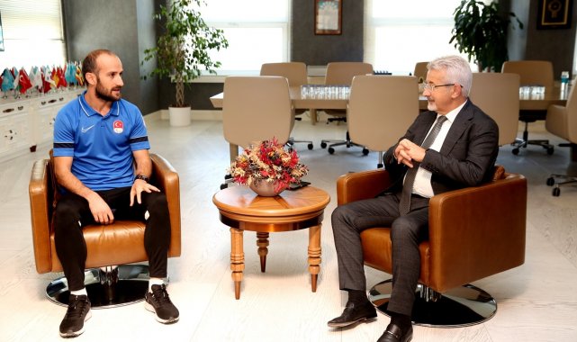 Başkan Erdem'den millî atlet Hakan Cira'ya ödül