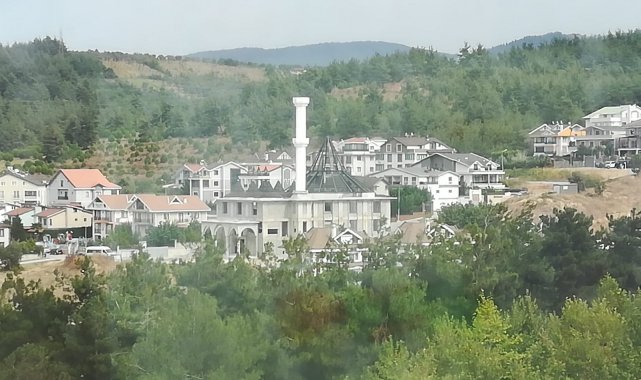 Beşik gibi sallanan minareyi söktüler