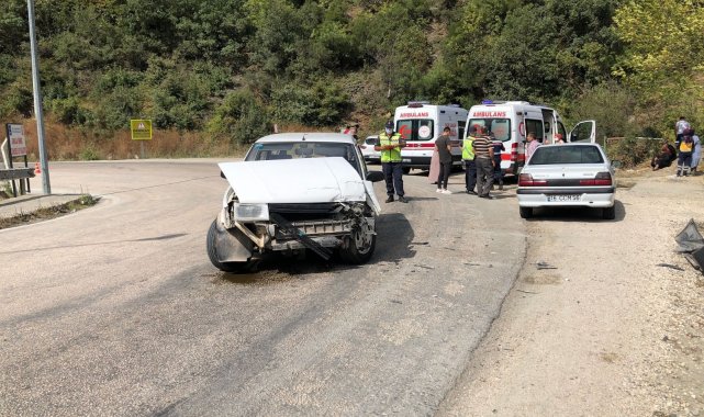 Bursa'da iki otomobil kafa kafaya çarpıştı, 7 kişi hafif yaralandı