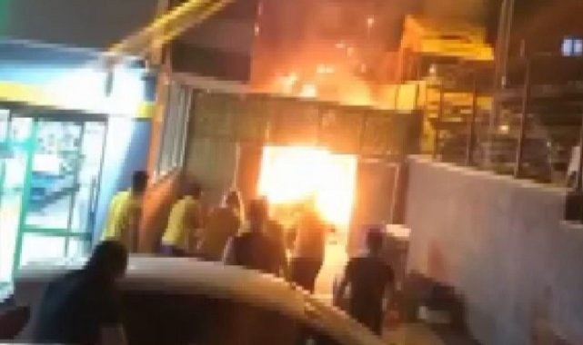 Bursa'da marketin karton deposu saniyeler içinde kül oldu