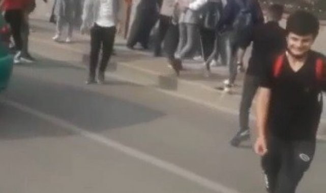 Bursa'da okul önünde arbede kamerada...