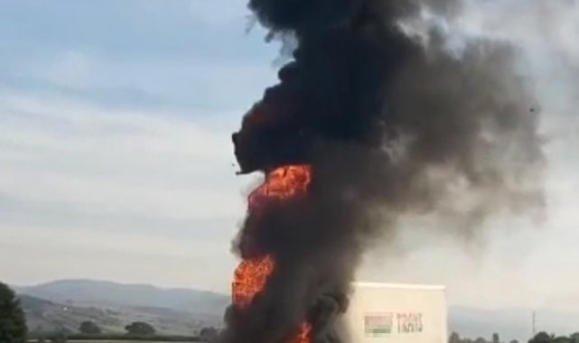 Bursa'da seyir halindeki tır alev alev yandı