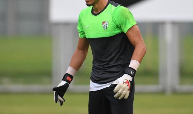 Bursaspor'da kaleci Erhan Erentürk sakatlandı