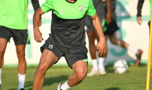Bursaspor'un yeni transferleri Nicolas Zalazar ve Elton Acolatse ilk idmanına çıktı