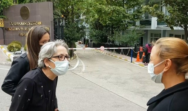 Demet hemşirenin tatlı dili aşı karşıtı kadını böyle ikna etti