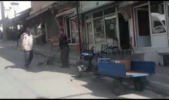 Hem sokakları süpürüyor hem de göbek atıyor