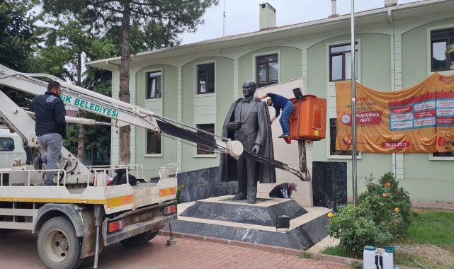 İznik'te bulunan Atatürk heykeli belediye görevlilerince temizlendi