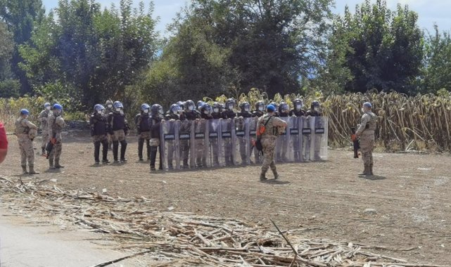 Kaçak mobilya imalathanesi JÖH nezaretinde belediye ekiplerince yıkıldı