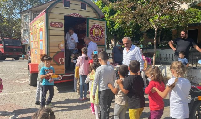 Köy köy gezip oyuncak dağıtıyor