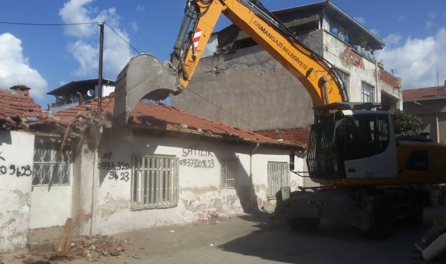 Osmangazi'de metrûk bina temizliği