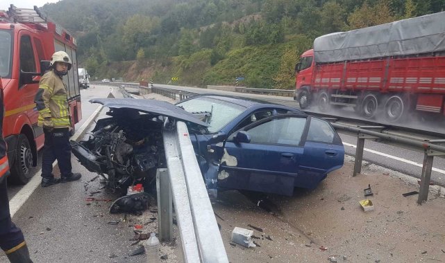 Otomobil bariyere saplandı, sürücü ve kızı ölümden döndü