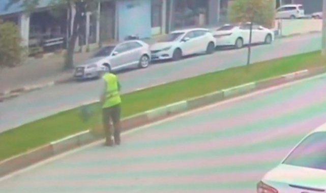 Otomobil; temizlik işçisine böyle çarptı