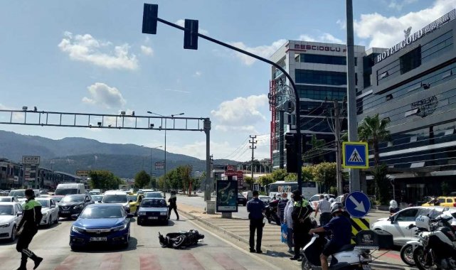 Plakasız motosiklet sürücüsü kaçarken ortalığı birbirine kattı
