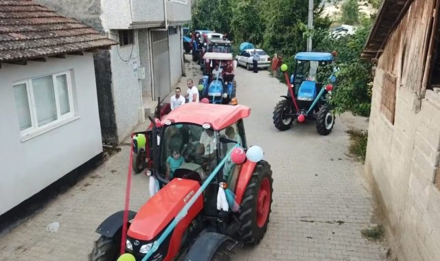 Traktörlerden oluşan sünnet konvoyu dikkat çekti