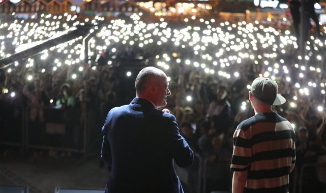Ünlü rapçi Ceza, Gemlik'te fırtına gibi esti