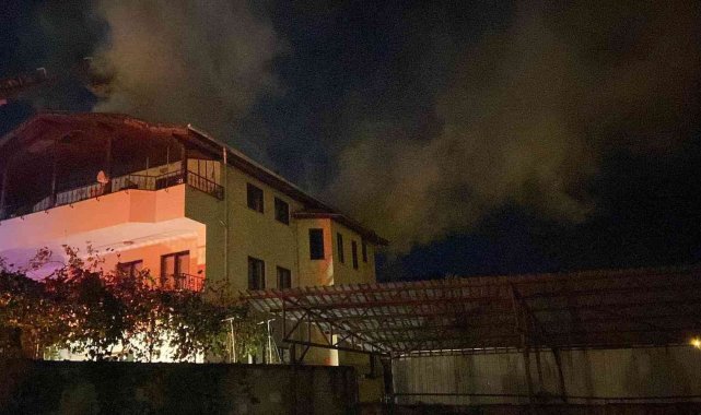 3 katlı evin teras katında korkutan yangın: Mahsur kalan adamı alevlerin arasından kurtardılar - Bursa Haberleri