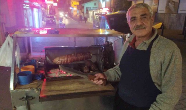 42 senedir bu kaldırımdan ayrılmadı - Bursa Haberleri
