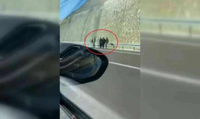 Afgan göçmenlerin Bursa-İzmir otobanındaki yürüyüşü - Bursa Haberleri