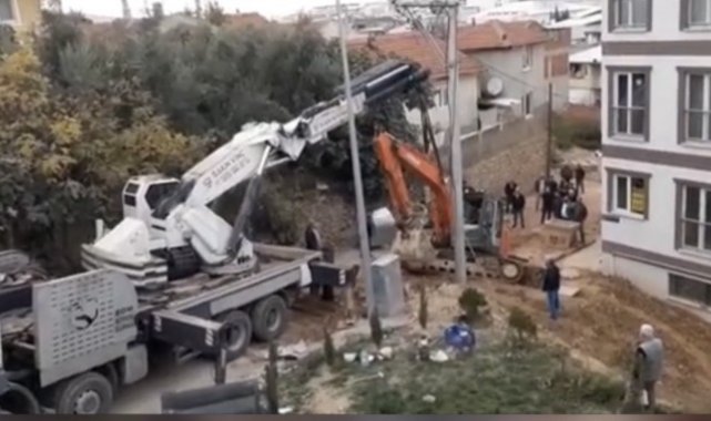 Alt yapı çalışması sırasında kepçe kendi kazdığı kuyuya düştü