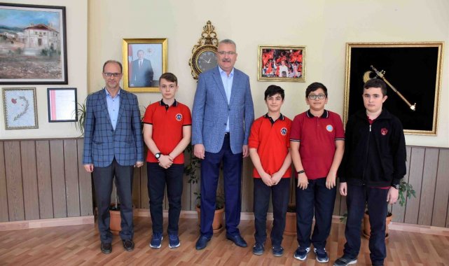 Başkan Özkan hafızları tebrik etti