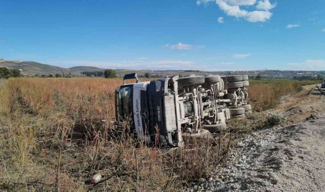 Beton mikseri tarlaya devrildi; 1 yaralı