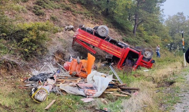 Bursa'da freni patlayan kamyonet şarampole yuvarlandı: 3 yaralı - Bursa Haberleri