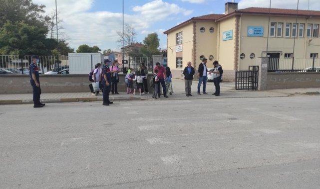 Bursa'da Jandarma'dan servis araçlarında ve okul çevrelerinde denetim