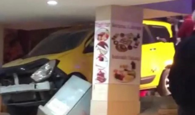 Bursa'da kontrolden çıkan taksi dükkâna girdi - Bursa Haberleri