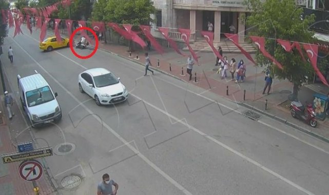 Bursa'da motosiklet sürücülerinin ölümden döndüğü anlar kameralara yansıdı - Bursa Haberleri