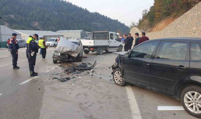 Bursa'da zincirleme kaza: 2 otomobil ve 1 servis aracı çarpıştı
