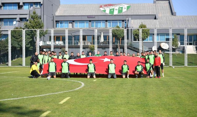 Bursaspor 3 eksik futbolcuyla çalışmalarına devam etti - 29 Ekim Cumhuriyet Bayramı kutlandı