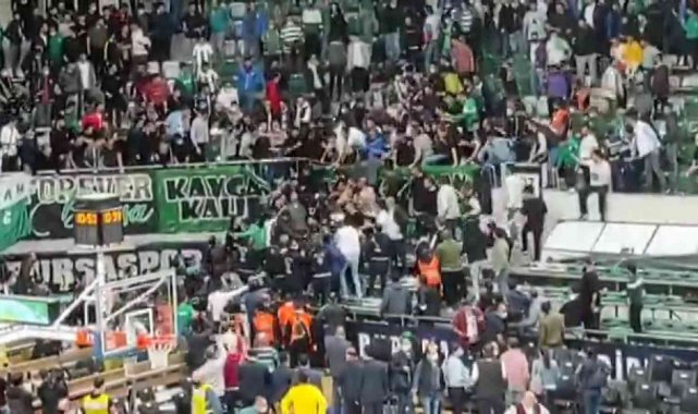 Bursaspor - Beşiktaş maçında taraftarlar arasında kavga