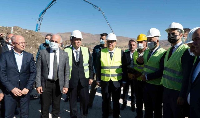 İmkansızlıktan kaldığı evin yerine şimdi yüksekokul yaptırıyor
