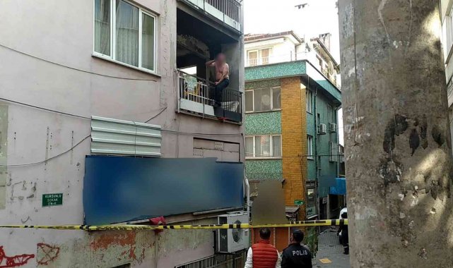Kendisini eve kilitleyerek balkondan eşyaları fırlatan bağımlıyı emniyet müdürü etkisiz hale getirdi - Bursa Haberleri