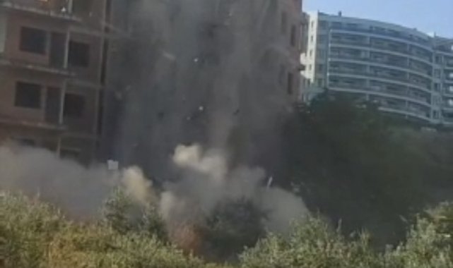 Kepçe operatörünün yıkmak istediği bina kendisi yıkıldı
