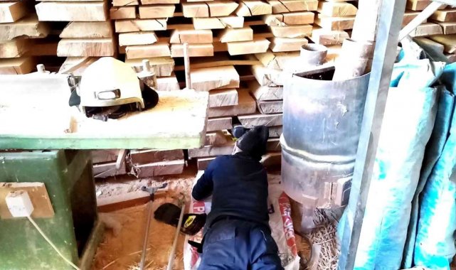 Kerestelerin arasına sıkışan yavru köpeği itfaiye böyle kurtardı