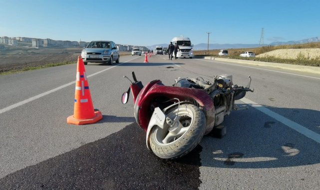 Minibüsle çarpışan motosiklet sürücüsünü yoldan geçen sağlıkçı kalp masajıyla hayata döndürdü - Bursa Haberleri