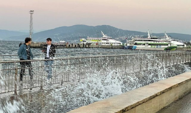 Mudanya'da fırtına hayatı olumsuz etkiledi, deniz seferleri iptal edildi