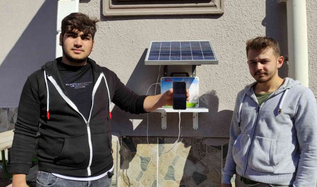 Öğretmen öğrencileri için güneş enerjisiyle çalışan şarj istasyonu yaptı