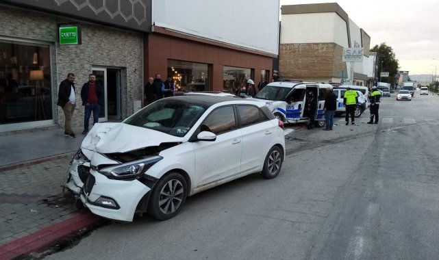 Otomobil ile polis otosu çarpıştı: 2'si polis 3 yaralı