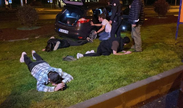 Polisin önünde drift yaptılar, 50 km kaçtıktan sonra kaza yaparak yakalandılar - Bursa Haberleri