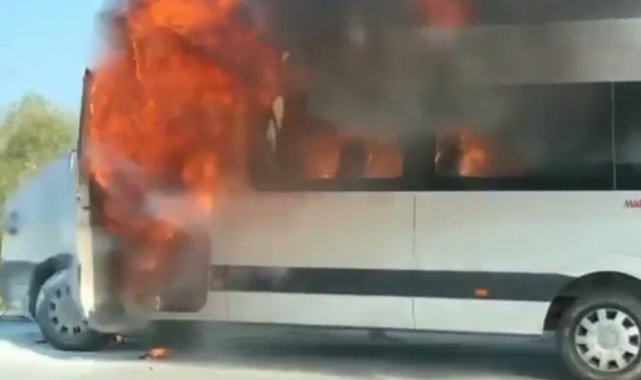 Seyir halindeki minibüs alevlere teslim oldu