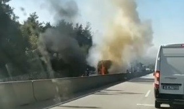 Seyir halindeki tıra arkadan çarpan kamyon alev aldı, Ankara yolu ulaşıma kapandı