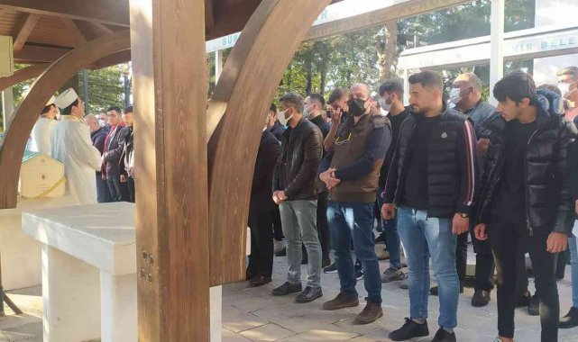 Trafik kazasında hayatını kaybeden 20 yaşındaki genç kız son yolculuğuna uğurlandı