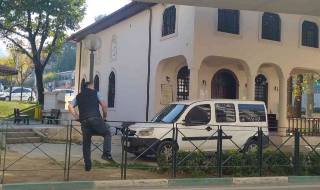 Yol ortasındaki bu caminin yolu yok