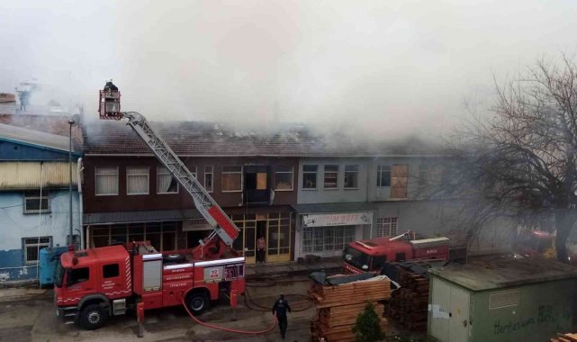 Bursa'da 3 mobilya firmasında yangın