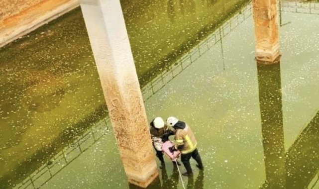 Bursa'da arıtma tesisinde mahsur kalan kaz kurtarıldı